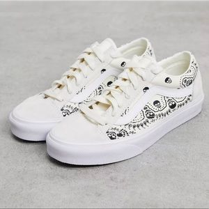 NEW White and Black Skull Bandana Vans